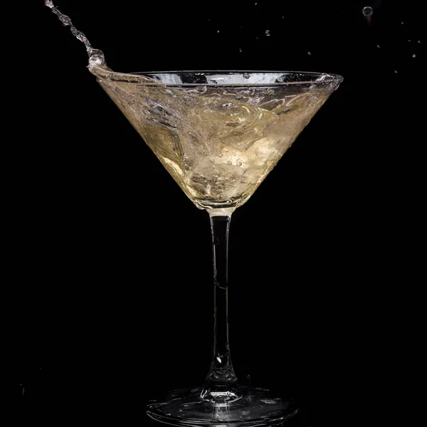 Ett Martini Glas Vermouth Ice Falls Och Stänk Med Droppar — Stockfoto