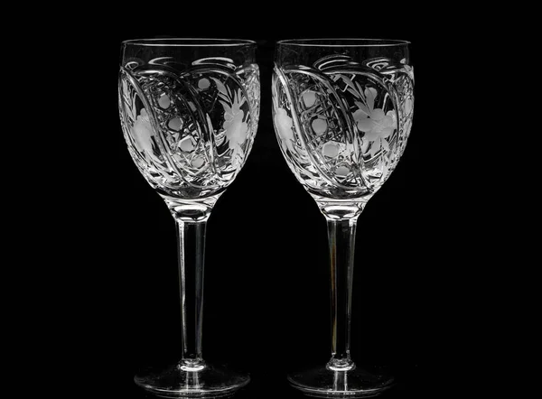 Δύο Κρυστάλλινα Ποτήρια Κρασιού Ένα Ποτό Πτώση Πάγου Και Σταγόνες — Φωτογραφία Αρχείου