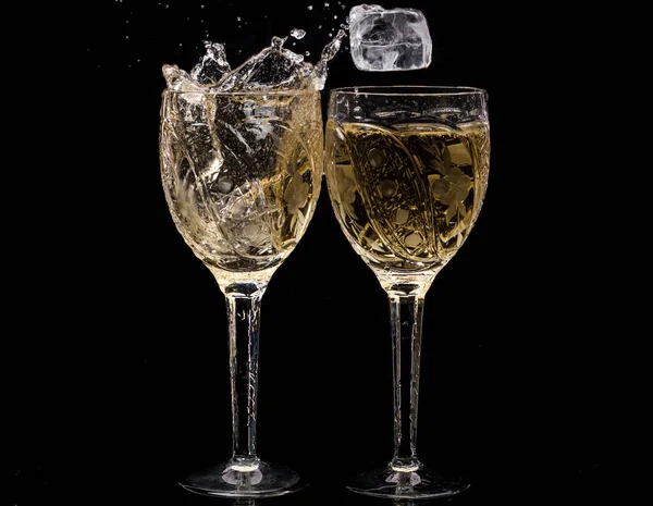 Dos Copas Vino Cristal Con Una Bebida Hielo Salpicaduras — Foto de Stock