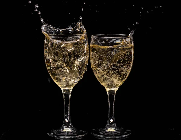飲み物付きのクリスタルワイングラス2つ 氷の落下と飛沫 ストックフォト