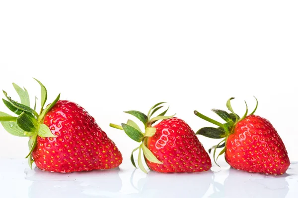 Mehrere Reife Nasse Rote Erdbeeren Auf Weißem Oder Farbigem Hintergrund — Stockfoto