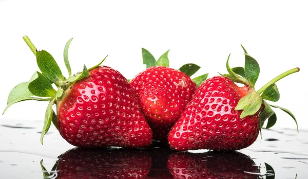 Mehrere Reife Nasse Rote Erdbeeren Auf Weißem Oder Farbigem Hintergrund — Stockfoto