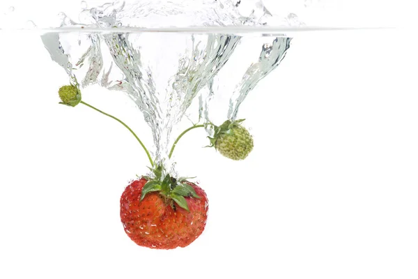 Fragole Fresche Rosse Gettate Acqua Sott Acqua Sputare Spruzzare — Foto Stock