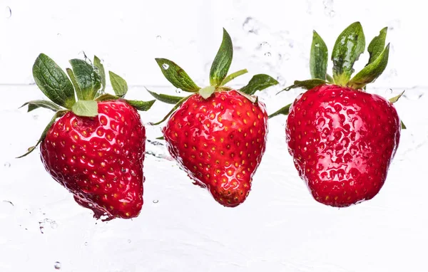 Reife Erdbeeren Auf Hellem Hintergrund Mit Plätscherndem Wasser Nahaufnahme — Stockfoto