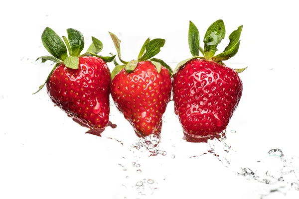 Reife Erdbeeren Auf Hellem Hintergrund Mit Plätscherndem Wasser Nahaufnahme — Stockfoto
