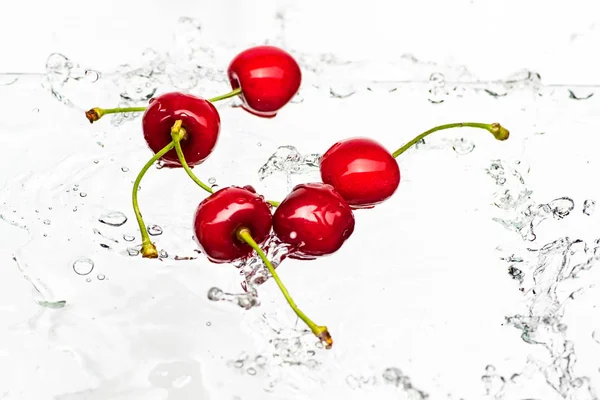 浆果成熟的红色甜樱桃躺在滴和水飞溅 — 图库照片
