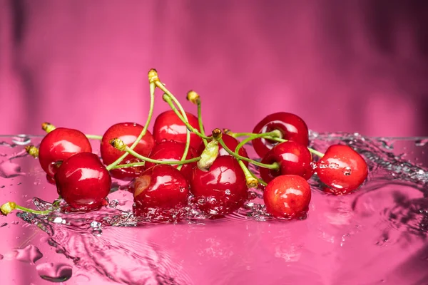 Beeren Reif Rote Süßkirschen Liegen Mit Tropfen Und Spritzern Wasser — Stockfoto