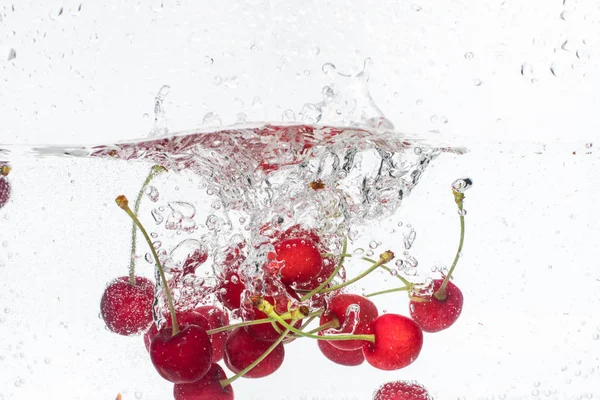 Rijpe Rode Kers Verlaten Vallen Het Water — Stockfoto