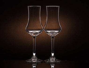 Renkli koyu arka plan üzerinde konyak sniffer iki bardak