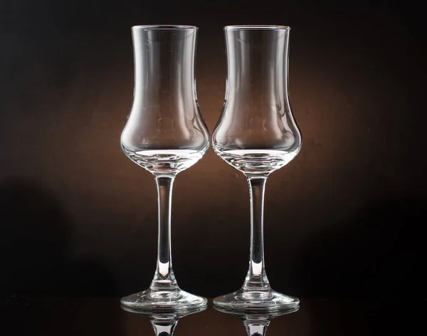 Due Bicchieri Cognac Sniffer Uno Sfondo Colorato Scuro — Foto Stock
