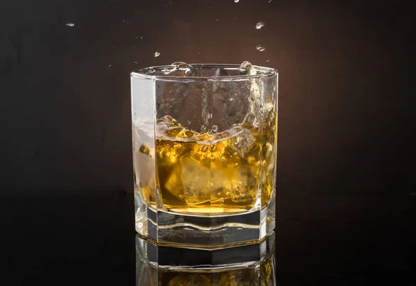 Verre Whisky Avec Glace Sur Une Photo Couleur Sombre Avec — Photo