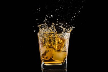 viski ve düşen buz ile cam, çift duvar, sıçramaları ve damla