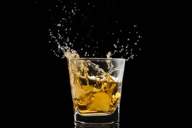 viski ve düşen buz ile cam, çift duvar, sıçramaları ve damla