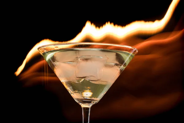 Glas Martini Med Oliver Och Svart Bakgrund Och Eld — Stockfoto