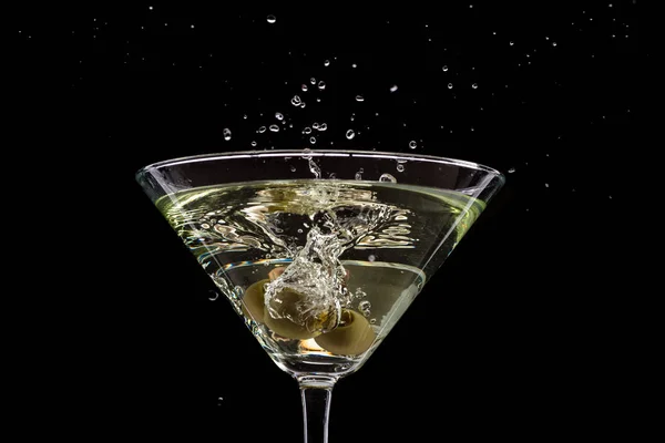 Glas Martini Med Oliver Och Svart Bakgrund Och Eld — Stockfoto