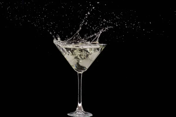 Glas Martini Met Olijven Ijs Een Zwarte Achtergrond Vuur — Stockfoto