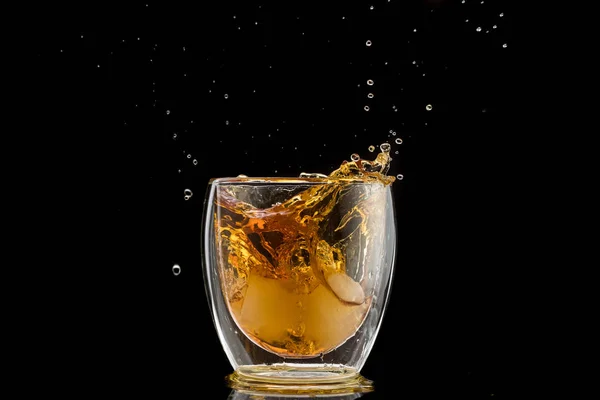 Vaso Con Whisky Hielo Que Cae Doble Pared Salpicaduras Gotas —  Fotos de Stock