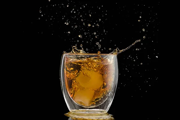Glas Med Whisky Och Fallande Dubbel Vägg Stänk Och Droppar — Stockfoto