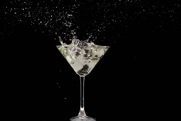 Glas Martini Met Olijven Ijs Een Zwarte Achtergrond Vuur — Stockfoto