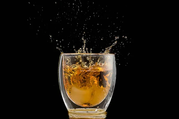 Glas Met Whisky Vallende Ijs Dubbele Wand Spatten Druppels — Stockfoto