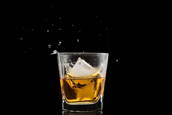 Glas Mit Whiskey Und Fallendem Eis Doppelwand Spritzer Und Tropfen — Stockfoto