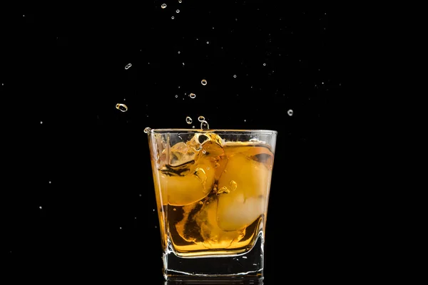 Glas Met Whisky Vallende Ijs Dubbele Wand Spatten Druppels — Stockfoto