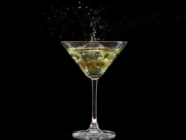 Verre Martini Aux Olives Glace Sur Fond Noir Feu — Photo