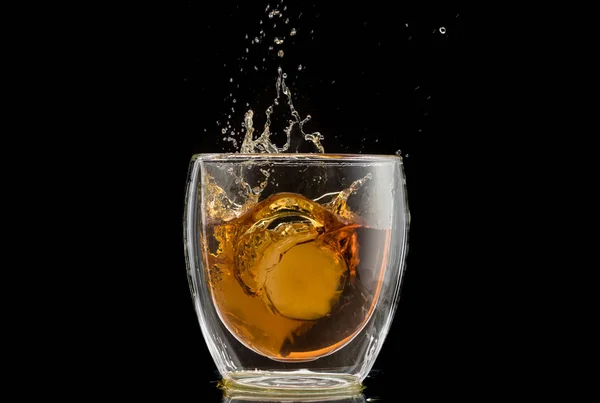 Glas Met Whisky Vallende Ijs Dubbele Wand Spatten Druppels — Stockfoto