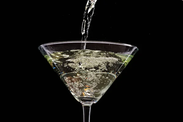 Glas Martini Met Olijven Ijs Een Zwarte Achtergrond Vuur — Stockfoto