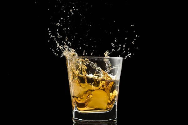 Glas Met Whisky Vallende Ijs Dubbele Wand Spatten Druppels — Stockfoto