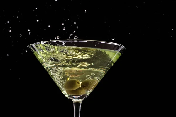 Verre Martini Aux Olives Glace Sur Fond Noir Feu — Photo