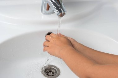 beyaz bir lavabo arka plan, erkek el veya çocuk elleri üzerinde sabun ile el yıkama