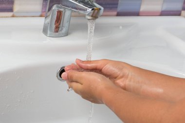 beyaz bir lavabo arka plan, erkek el veya çocuk elleri üzerinde sabun ile el yıkama