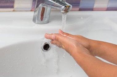beyaz bir lavabo arka plan, erkek el veya çocuk elleri üzerinde sabun ile el yıkama