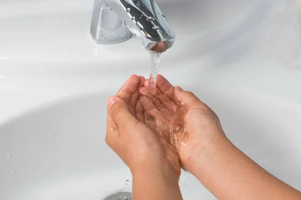 beyaz bir lavabo arka plan, erkek el veya çocuk elleri üzerinde sabun ile el yıkama