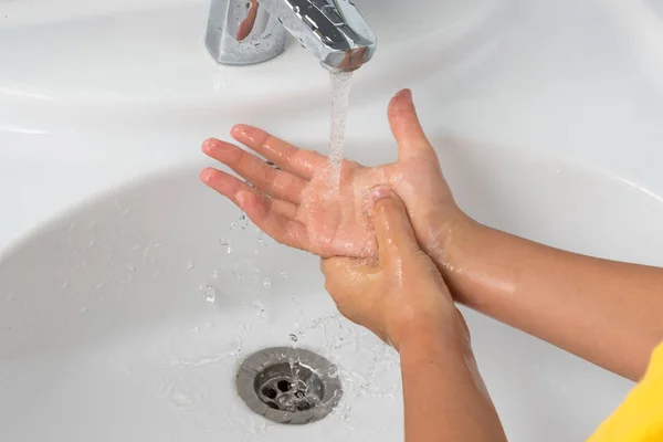 Laver Les Mains Avec Savon Sur Fond Évier Blanc Main — Photo