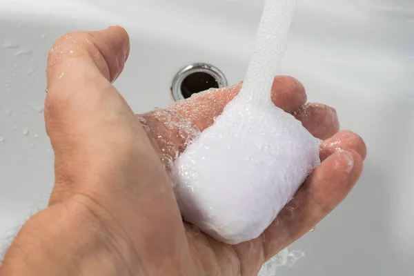 Lavarsi Mani Con Sapone Fondo Lavello Bianco Mano Maschile Mani — Foto Stock