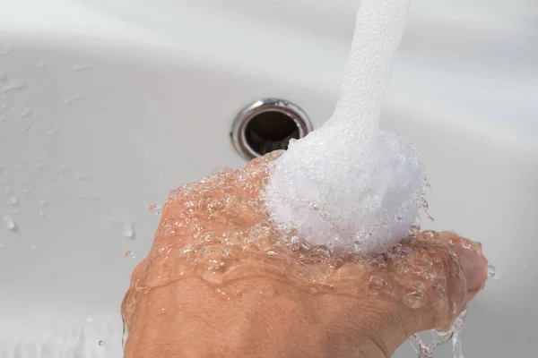 Mycie Rąk Mydłem Białym Tle Zlewozmywaka Rąk Męskich Lub Dłoni — Zdjęcie stockowe
