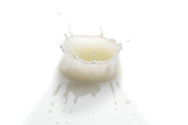 beyaz bir arka plan üzerinde beyaz süt düşen damla sıçrama