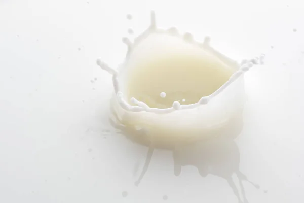 白い背景に白いミルクの滴を落とすからスプラッシュ — ストック写真