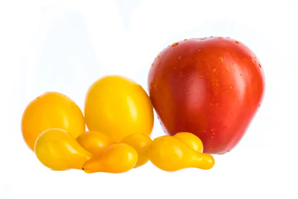 Μικρές Κίτρινες Ντομάτες Μερικά Κομμάτια Λευκό Φόντο — Φωτογραφία Αρχείου
