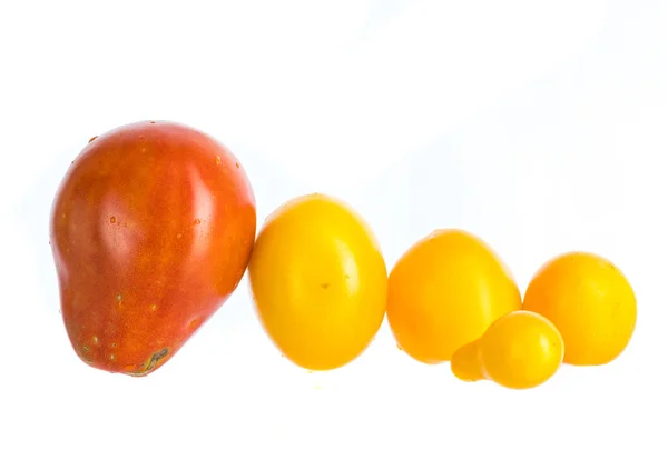 Μικρές Κίτρινες Ντομάτες Μερικά Κομμάτια Λευκό Φόντο — Φωτογραφία Αρχείου