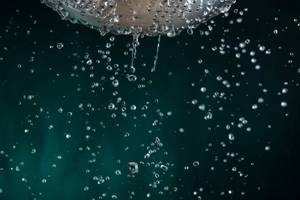 Strömung Und Wassertropfen Durch Löcher Einem Sieb Auf Dunklem Hintergrund — Stockfoto