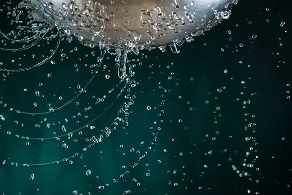 Fluxo Gotas Água Através Buracos Escorredor Fundo Escuro — Fotografia de Stock