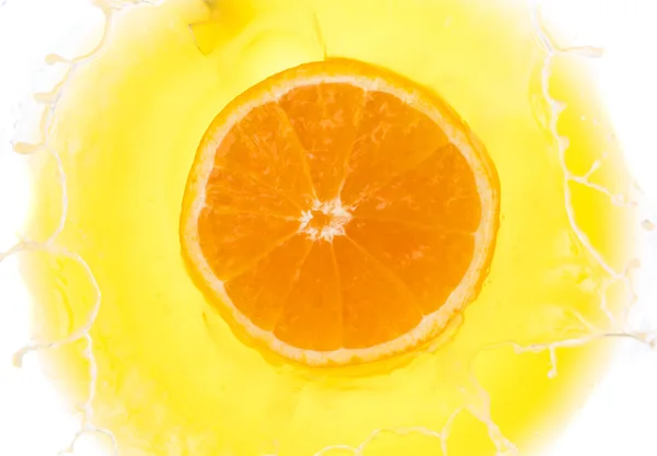 Ένα Κομμάτι Του Πορτοκαλιού Πέσει Χυμό Και Σπρέι Πάνω Όψη — Φωτογραφία Αρχείου