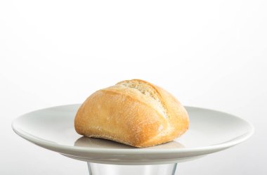 Beyaz bir tabakta çörek pişirmek ya da beyaz arka planda şeffaf bir torba içinde