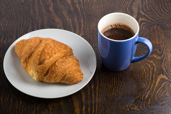 Croissant Fehér Tányéron Kávé Lila Bögrében — Stock Fotó