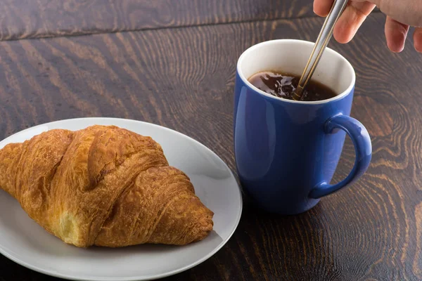 Croissant Fehér Tányéron Kávé Lila Bögrében — Stock Fotó