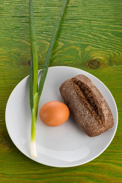 Булочка Ржаным Хлебом Зелень Лук Яйцо Белой Тарелке — стоковое фото