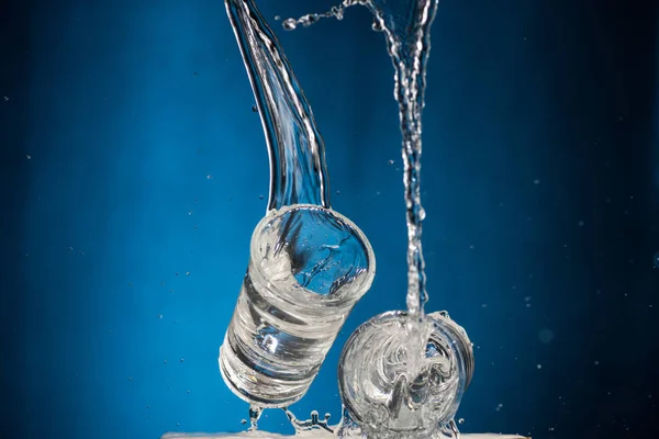 Óculos Caindo Com Vodka Spray Fundo Azul — Fotografia de Stock